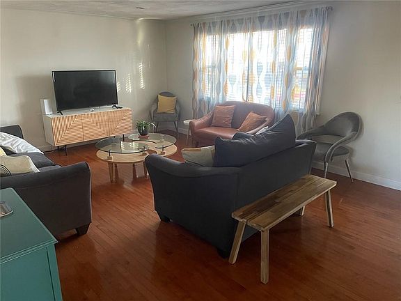 4th image of 6 Tiffany Dr