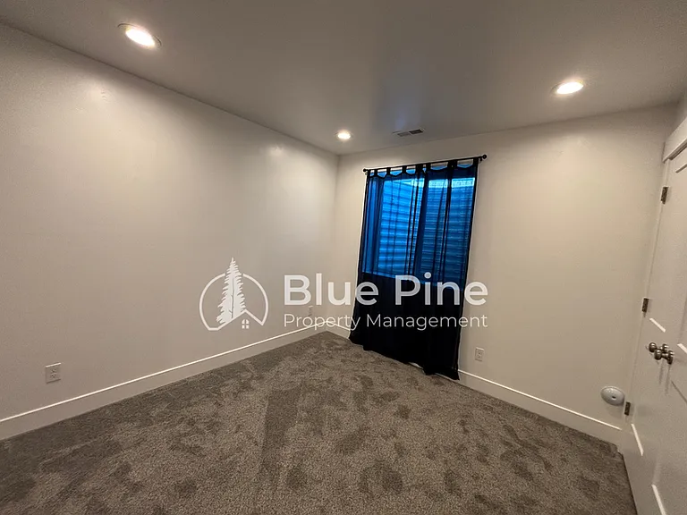 5760 Wildrose Ave — Photo 16