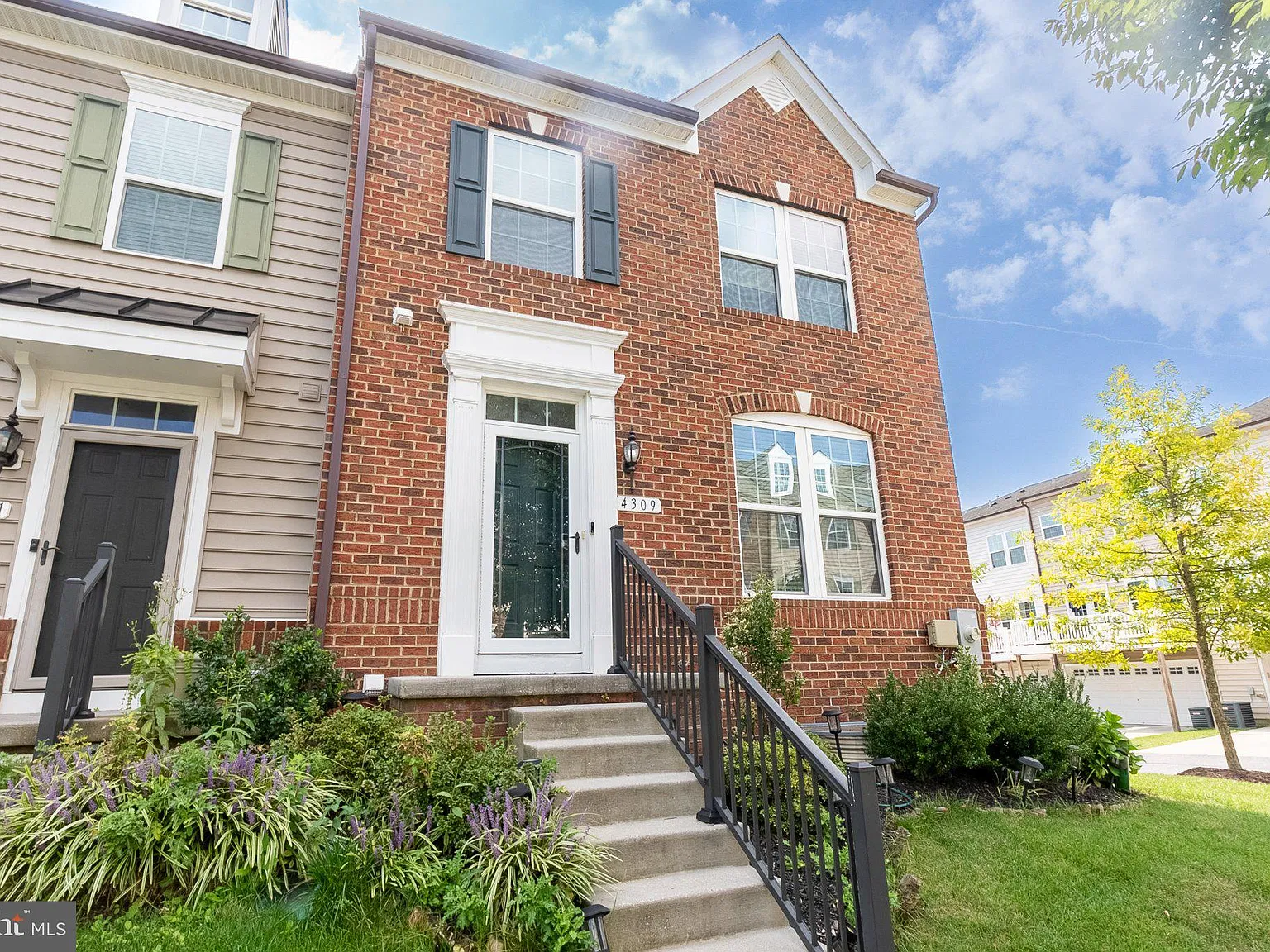 4 bed, 5.0 bath, 2211 sqft, $3,200 — Photo 2