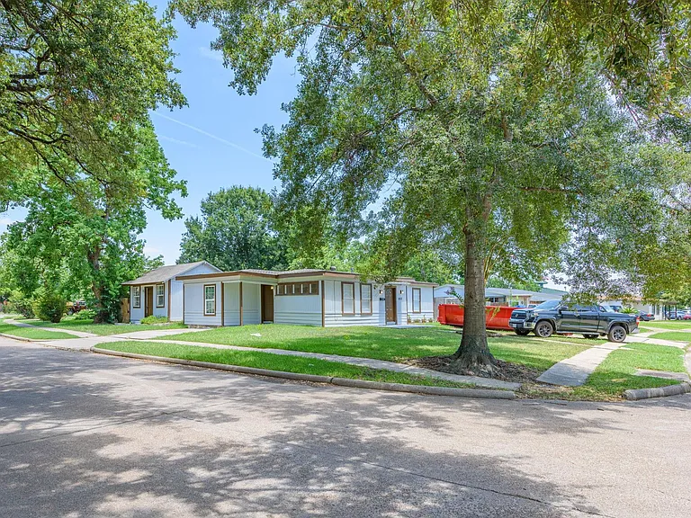 1012 W Hart Ave — Photo 4