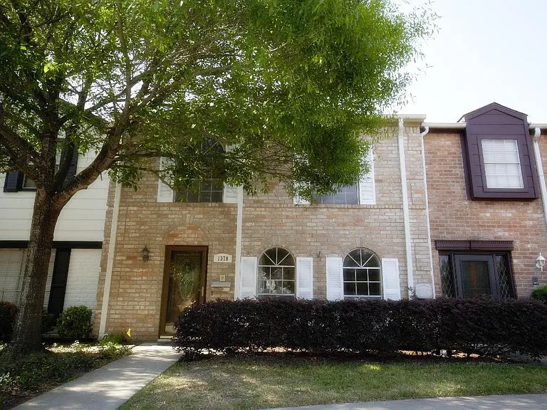 1370 Country Place Dr — Photo 1