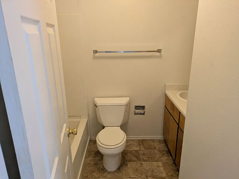 216 S 100 — Photo 8