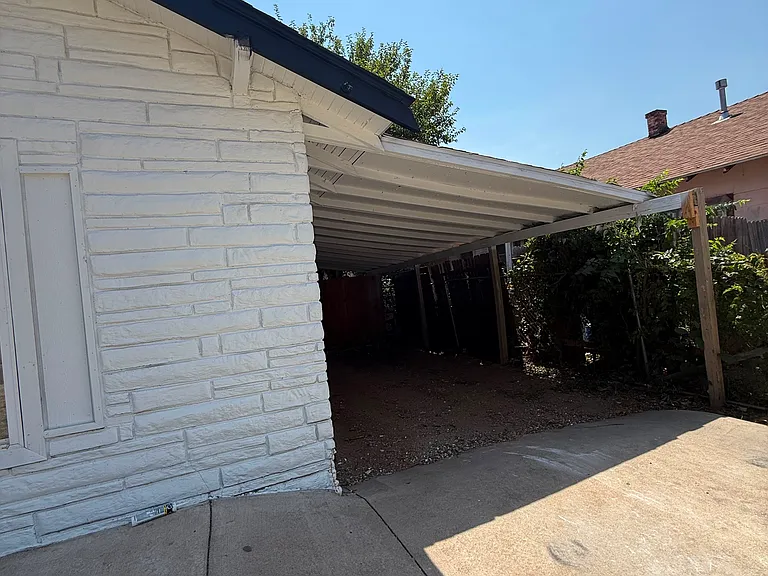 418 SW 32nd St — Photo 13