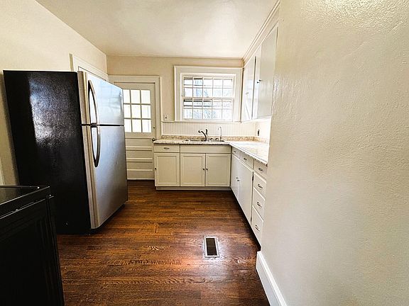 5th image of 902 Whitney Ave NW