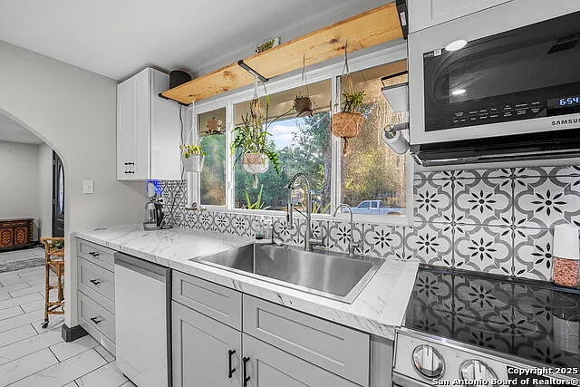 4 bed, 2.0 bath, 1858 sqft, $2,000 — Photo 4