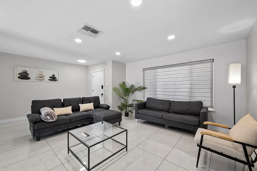 6 bed, 2862 sqft, $3,100 — Photo 3
