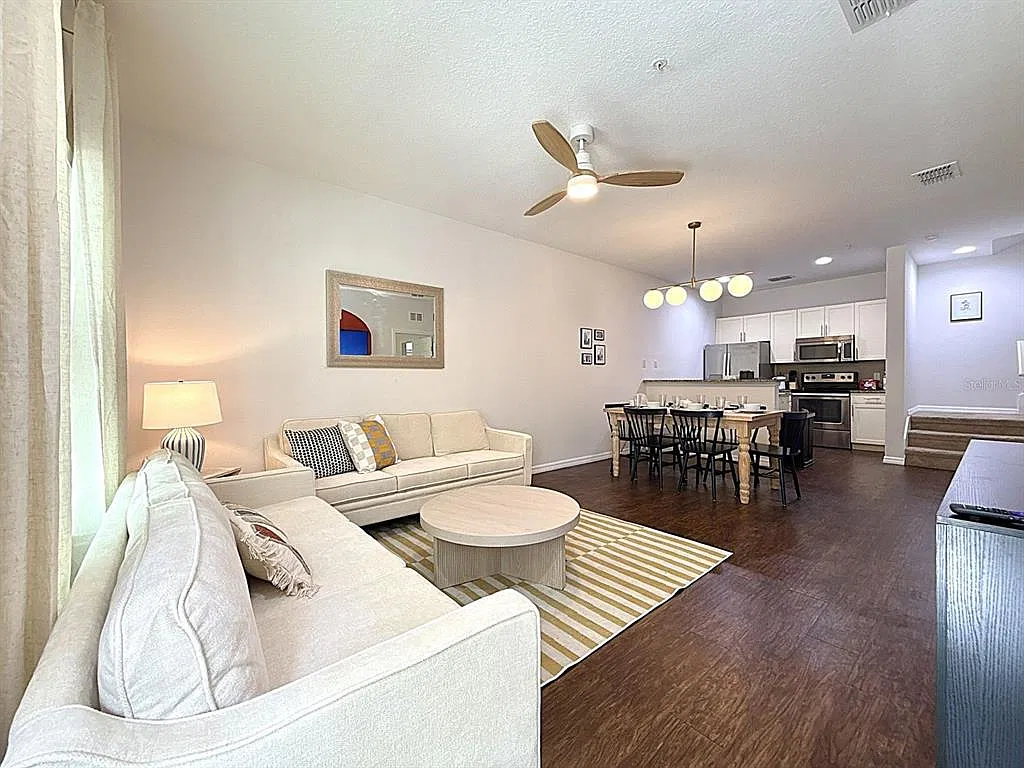 3 bed, 2.0 bath, 1300 sqft, $1,800 — Photo 3