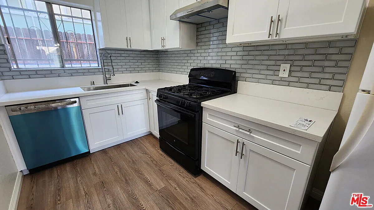 Building Photo - 4732 Elmwood Ave #3