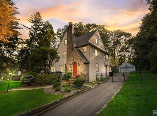 834 Hillcrest Rd, Ridgewood, NJ 07450