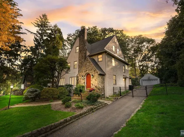 834 Hillcrest Rd, Ridgewood, NJ 07450