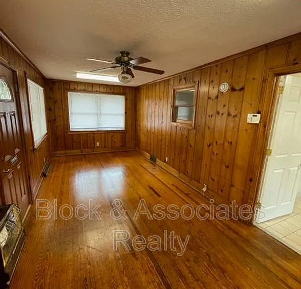 1542 N Tremont Dr — Photo 4