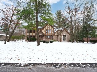 293 Kirksway Ln, Lake Orion, MI 48362