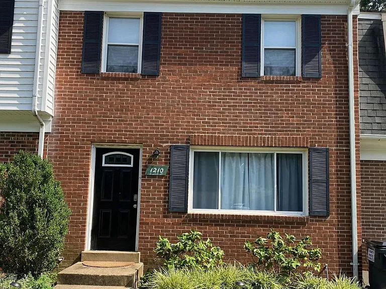 1210 Thomas Jefferson Pl — Photo 1
