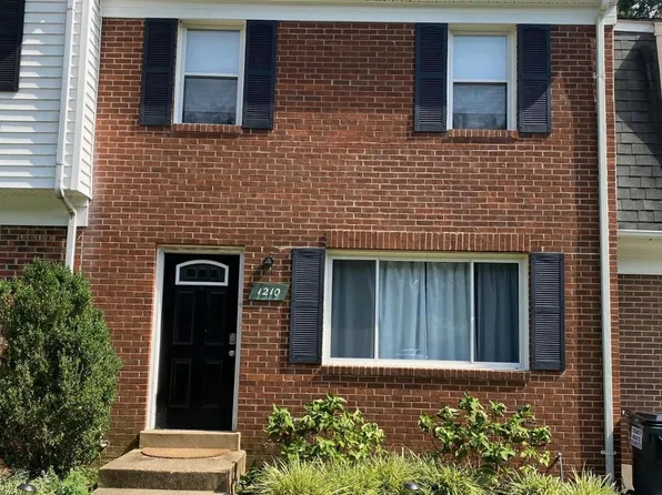 1210 Thomas Jefferson Pl, Fredericksburg, VA 22405