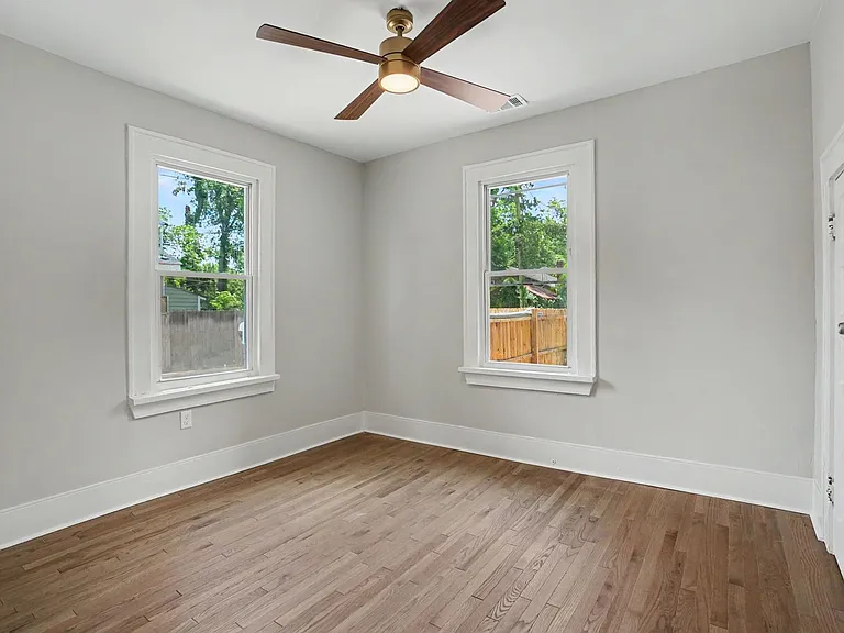 705 E 32nd St — Photo 37