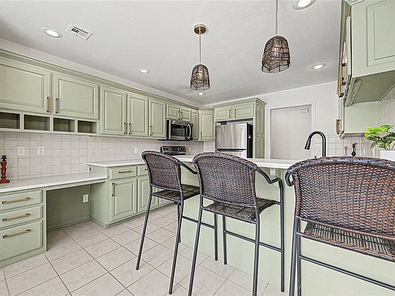 3rd image of 215 Shane Dr