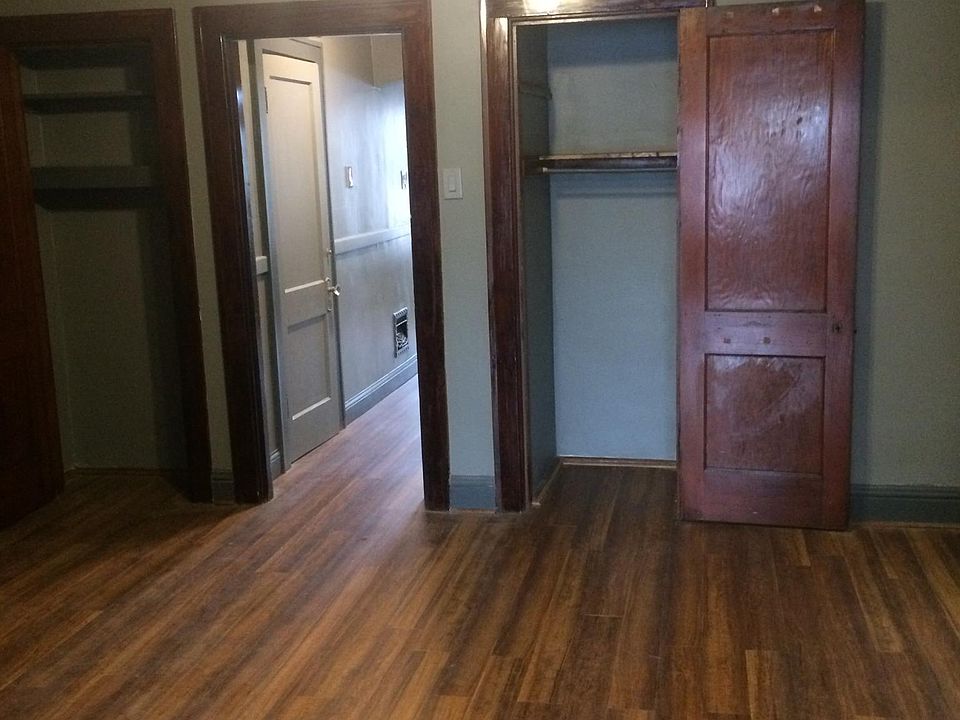 4947 looking toward kitchen