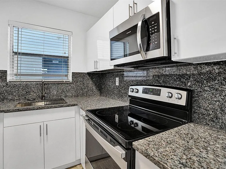 114 SE 8th St #105 — Photo 23