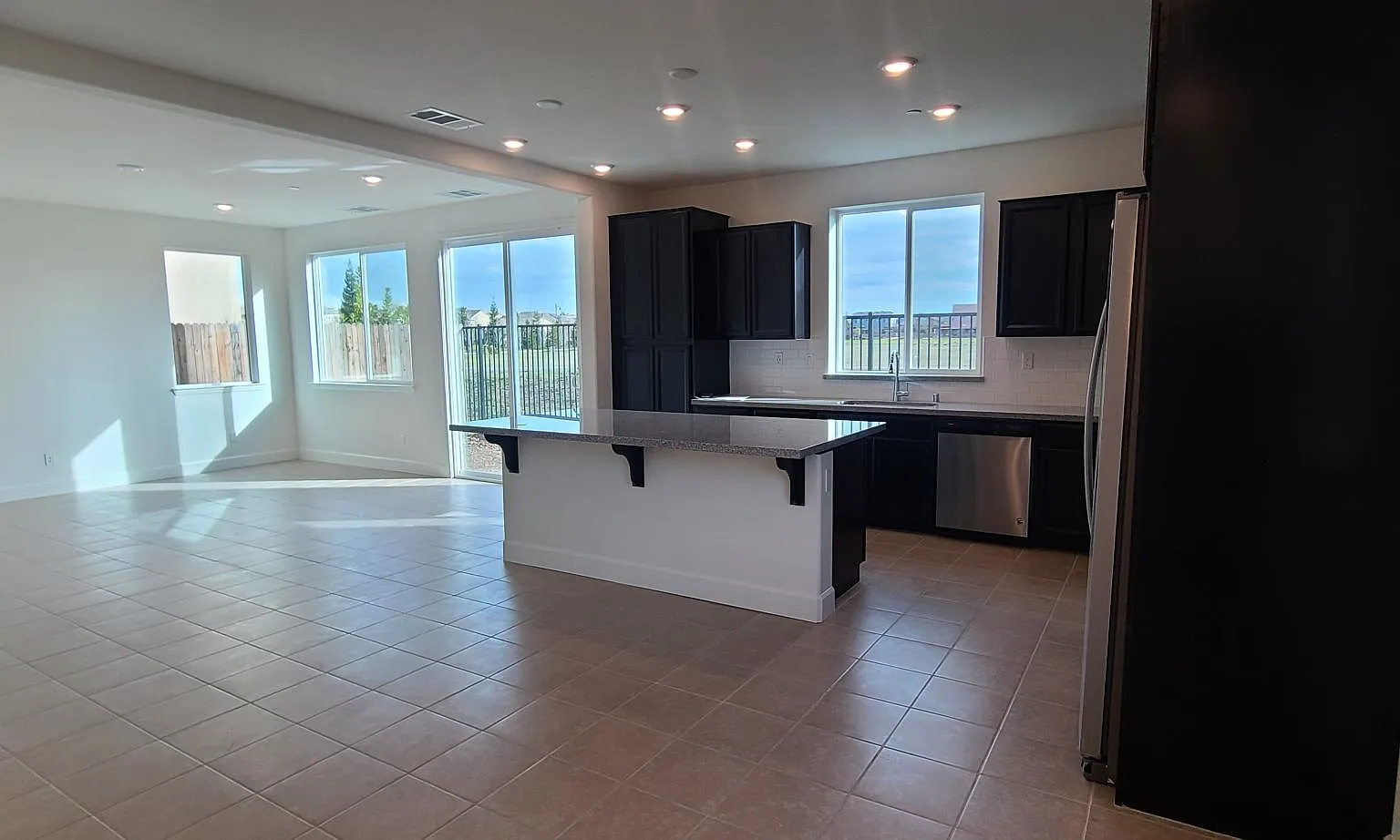 4 bed, 2.5 bath, 2088 sqft, $2,950 — Photo 2