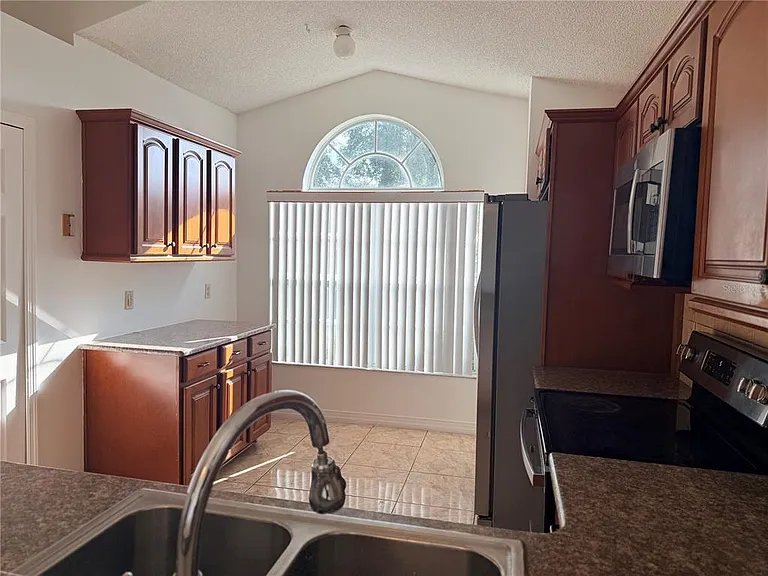 1025 Brynlor Ln — Photo 8