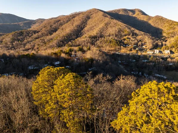 4 Old Rd, Cherokee, NC 28719