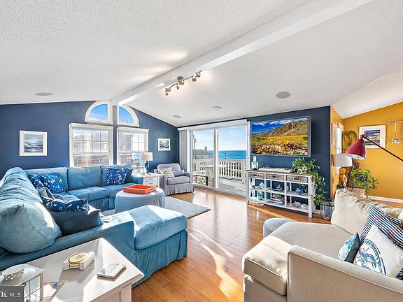 4th image of 109 W 15th St