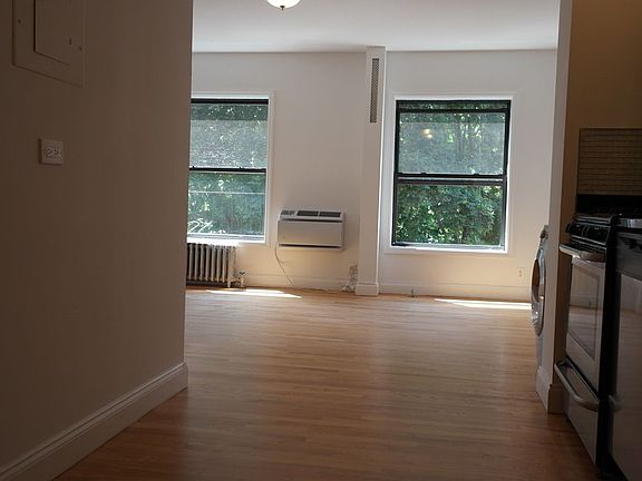 4th image of 260 Mott St APT 9