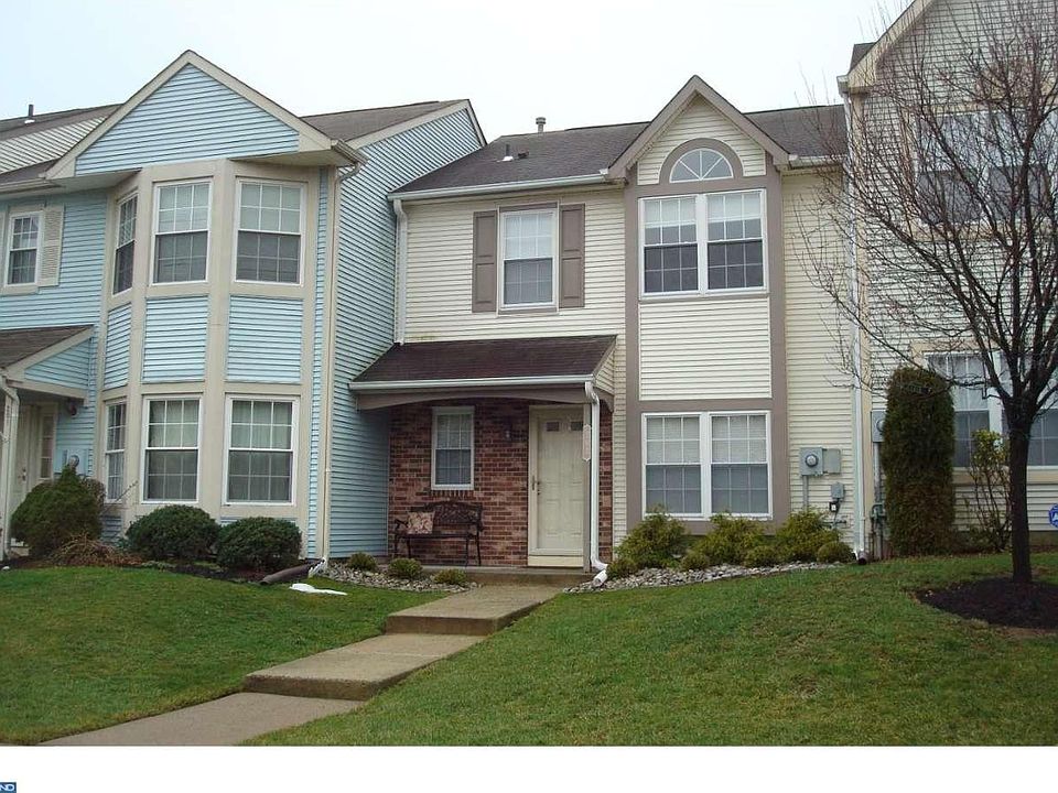 1st image of 202 Waverly Ct