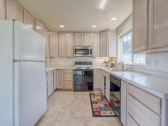 5th image of 372 Ponderosa St