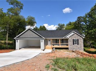 192 English Oaks Ln, Thomasville, NC 27360