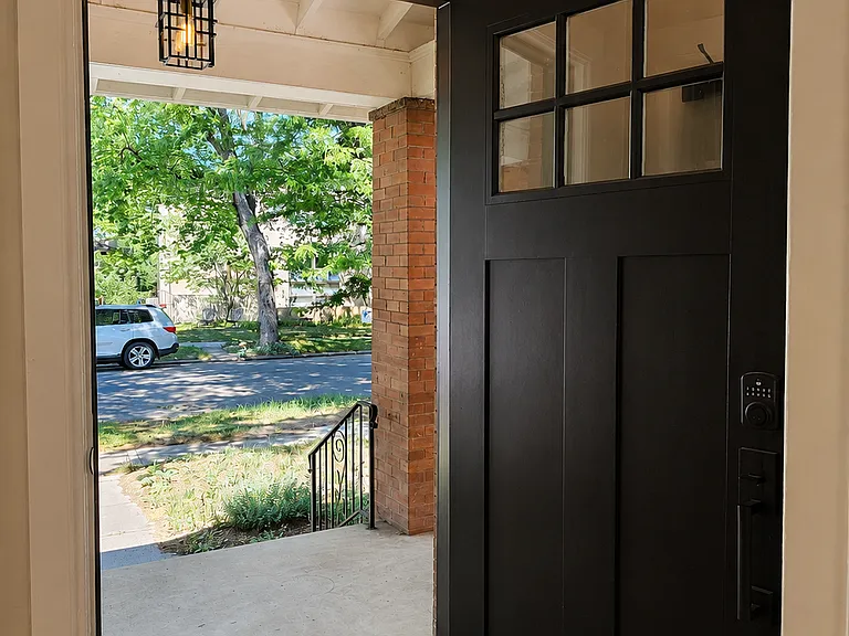 336 S Corona St — Photo 3