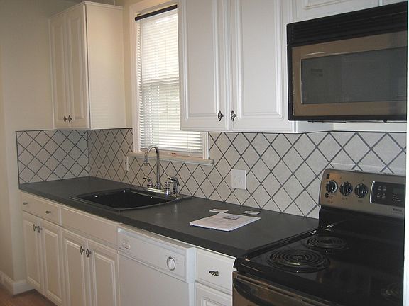 3rd image of 1037 N Maple Ave