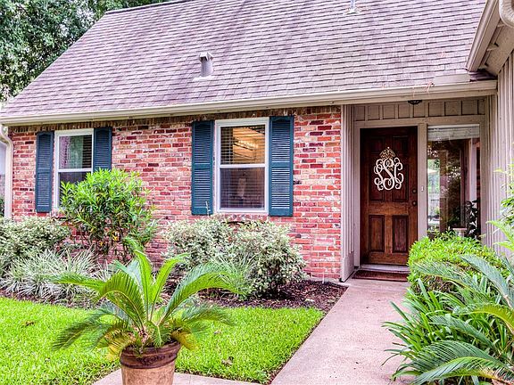 Loads of curb appeal. Circle drive way. Golf course community.