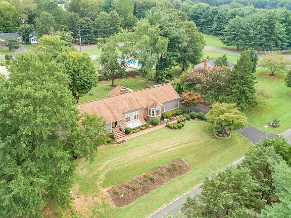 3rd image of 104 Vance Dr