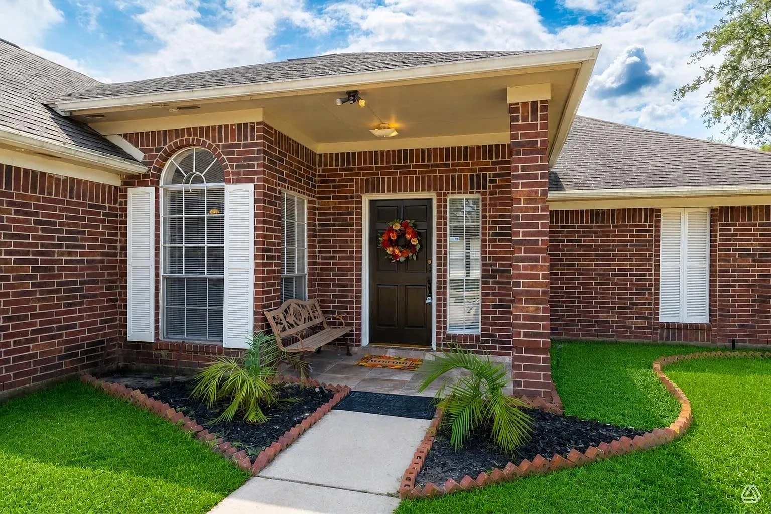 3 bed, 2.0 bath, 1860 sqft, $2,100 — Photo 2
