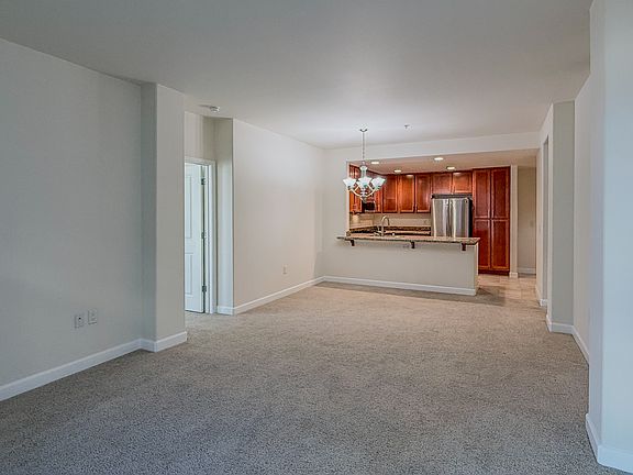 4th image of 423 7th St Unit 404