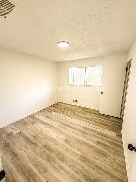 3 bed, 2.0 bath, 2115 sqft, $1,650 — Photo 4