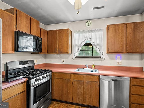 5th image of 12 Gloria Ct