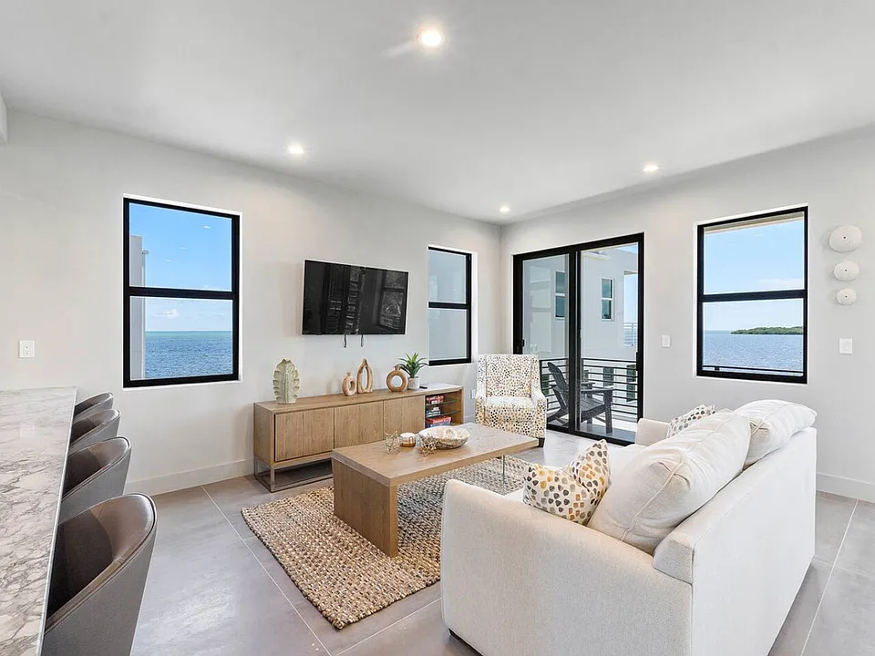 99 Seaside Ave #ID1369666P
