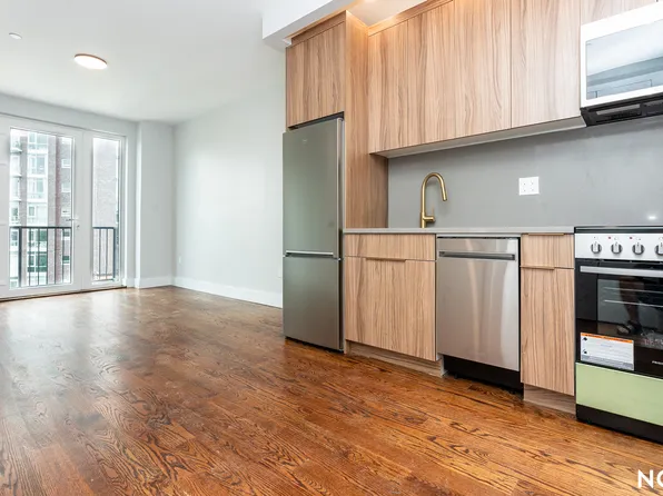 31-61 Vernon Boulevard image 1 of 69
