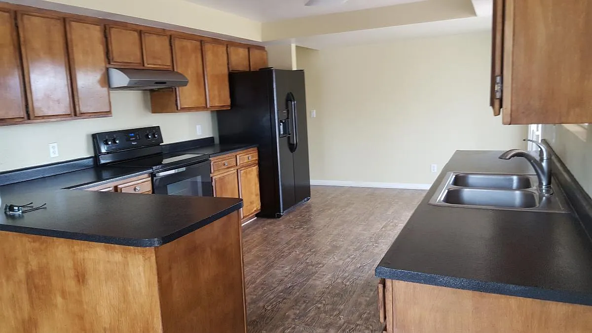 3 bed, 1688 sqft, $2,850 — Photo 3