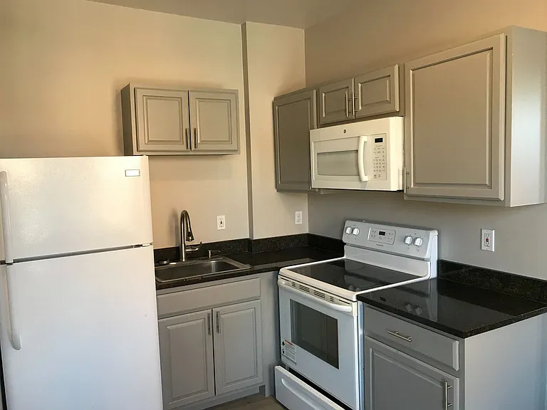 430 Greenfield Avenue — Photo 11
