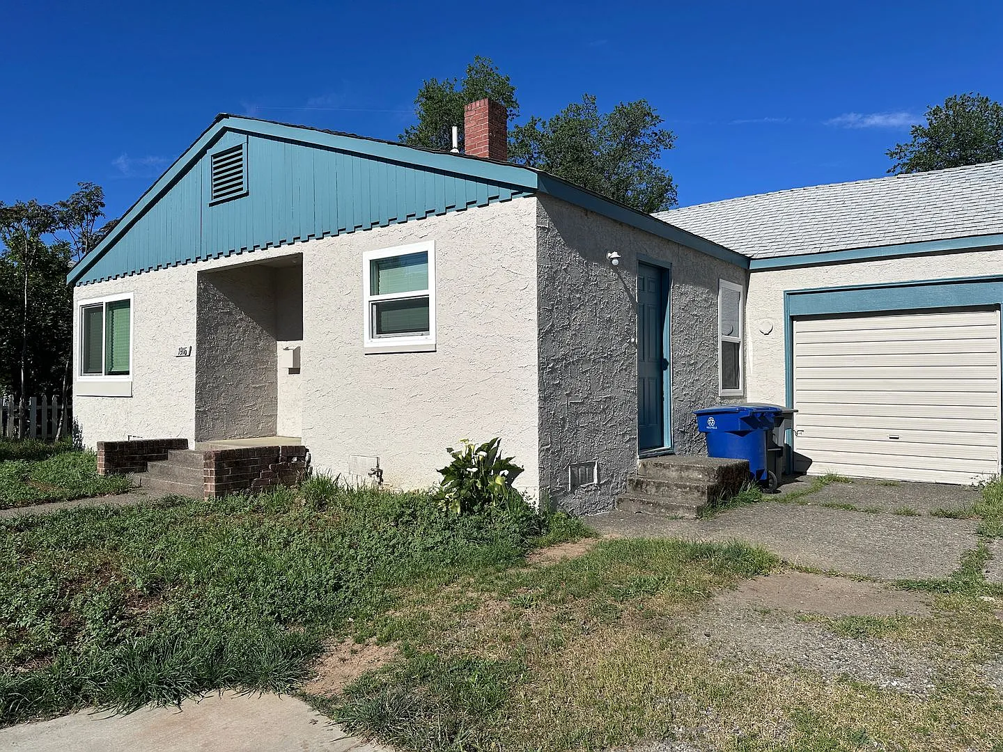 Downtown Duplex with One Car Garage and Fenced Backyard — Photo 3