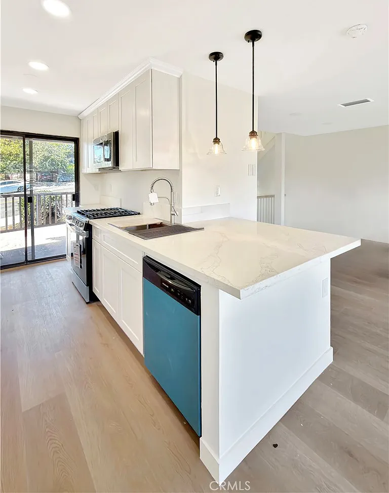 2 bed, 1.5 bath, 1209 sqft, $4,999 — Photo 2