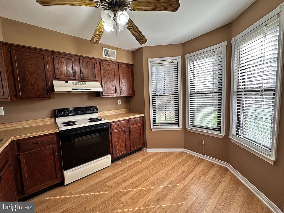 1st image of 806 Barry Ct