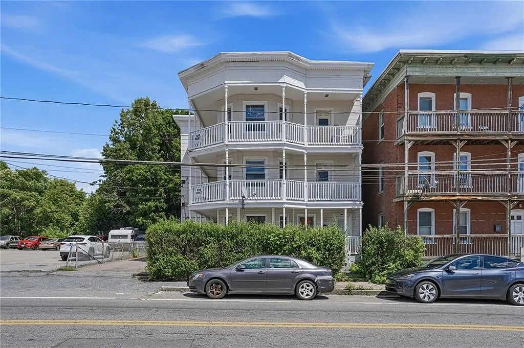 3 bed, 1.0 bath, 1174 sqft, $2,200 — Photo 1