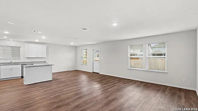 3 bed, 2.5 bath, 2300 sqft, $2,100 — Photo 4