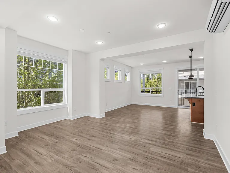 1382 Chelsea Walk NE — Photo 10