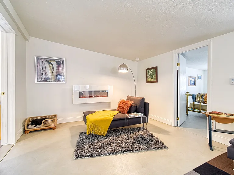 410 Pearl St — Photo 10