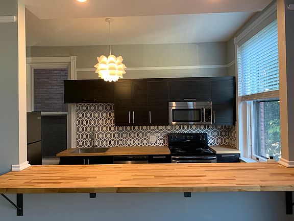 Bar separating kitchen from living room